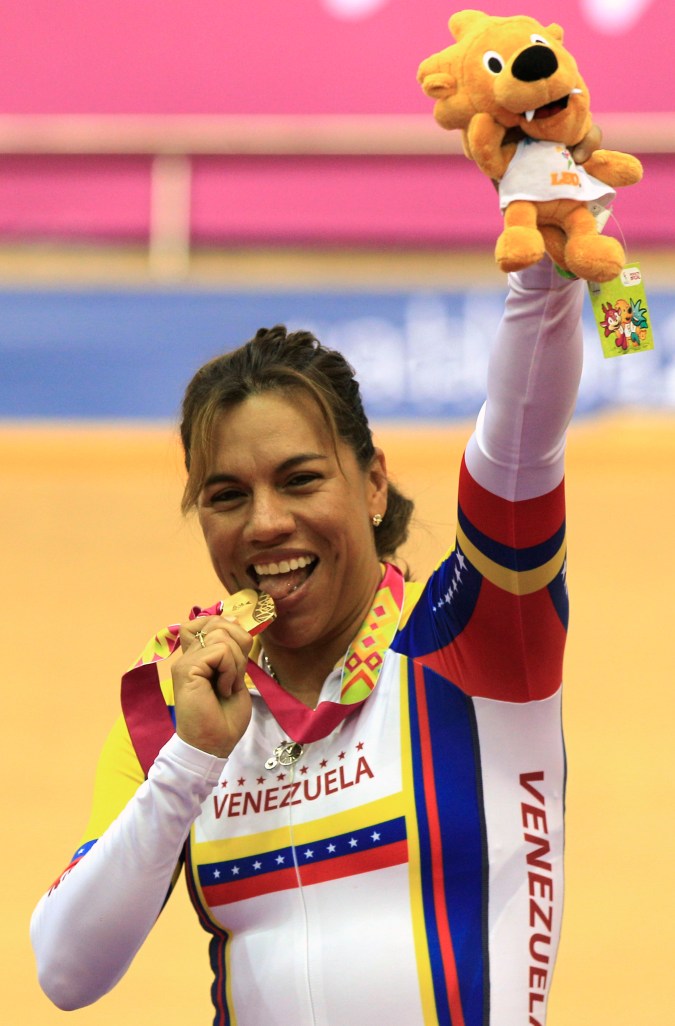 La venezolana Daniela Larreal, medallista de oro, celebra en el podio tras la final de ciclismo keirin femenino en los Juegos Panamericanos de Guadalajara, México, el jueves 20 de octubre de 2011. (Foto AP/Martin Mejia)