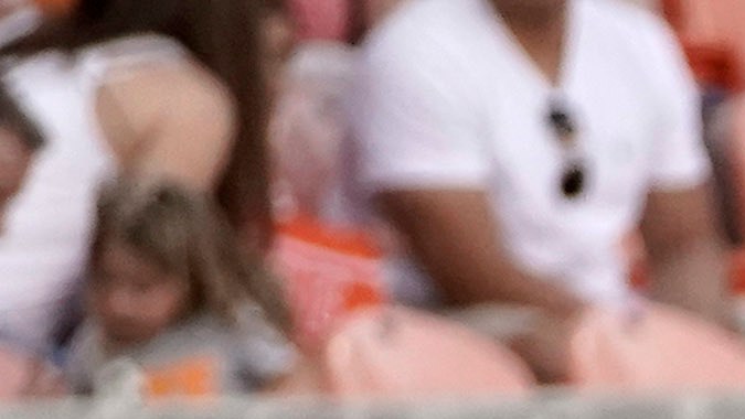 Efraín Juárez, jugador de Vancouver Whitecaps, pasa junto a un anuncio de neumáticos para automóviles después de ser expulsado con tarjeta roja durante el segundo tiempo de un partido de fútbol de la MLS contra Seattle Sounders, el sábado 21 de julio de 2018, en Seattle. Los Sounders ganaron 2-0. (Foto AP/Ted S. Warren)