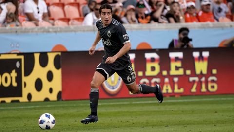 Efraín Juárez, jugador de Vancouver Whitecaps, pasa junto a un anuncio de neumáticos para automóviles después de ser expulsado con tarjeta roja durante el segundo tiempo de un partido de fútbol de la MLS contra Seattle Sounders, el sábado 21 de julio de 2018, en Seattle. Los Sounders ganaron 2-0. (Foto AP/Ted S. Warren)