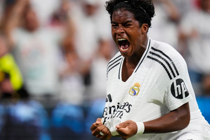 El jugador del Real Madrid Endrick celebra tras anotar el tercer gol de su equipo durante el partido de la Liga española de fútbol entre el Real Madrid y el Valladolid en el estadio Santiago Bernabéu en Madrid, España, el domingo 25 de agosto de 2024. (Foto AP/Manu Fernández)
