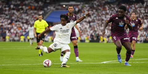 Momento exacto en el que Endrick dispara a gol.