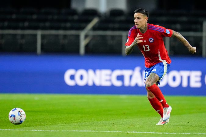 El chileno Erick Pulgar ataca durante un partido de fútbol del Grupo A de la Copa América entre Chile y Perú en Arlington, Texas, el viernes 21 de junio de 2024. Los equipos empataron 0-0. (Foto AP/Julio Cortez)