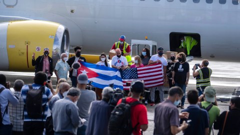 De los 48 migrantes deportados a Cuba por Estados Unidos, 43 son hombres y 5 mujeres. Foto referencial.