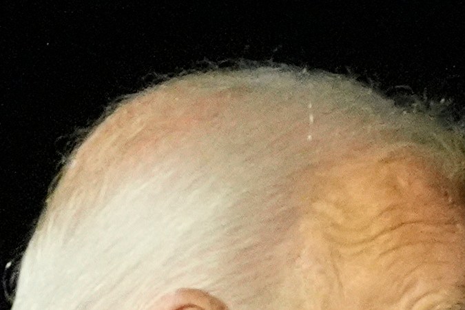 El presidente Joe Biden y la vicepresidenta Kamala Harris saludan al periodista Evan Gershkovich.