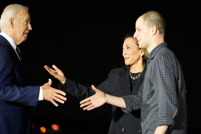 El presidente Joe Biden y la vicepresidenta Kamala Harris saludan al periodista Evan Gershkovich.