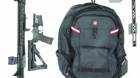 Fotografía cedida por el FBI donde se muestra una mochila y el rifle A-15 que Thomas Matthew Crooks usó en el intento de asesinato contra el expresidente Donald Trump.