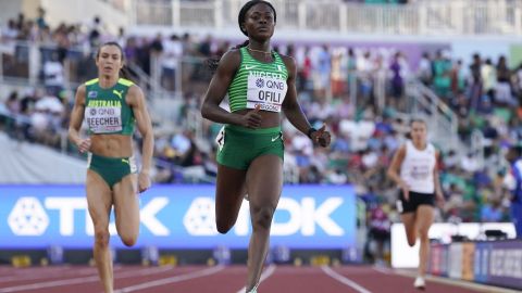 Favour Ofili, de Nigeria, gana una serie en la carrera femenina de 200 metros.