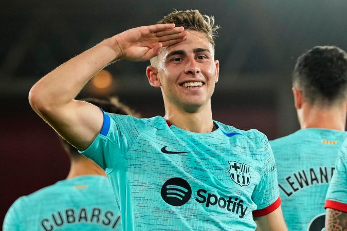 Fermín López del Barcelona celebra tras anotar el primer gol durante un partido de la Liga española entre Almería y Barcelona en el estadio Power Horse en Almería, España, el jueves 16 de mayo de 2024. (Foto AP/José Bretón)