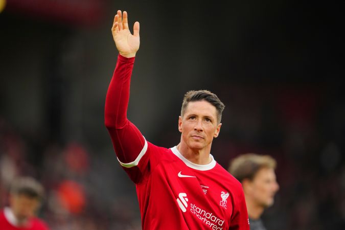 Fernando Torres saluda a la multitud después de un partido de fútbol de exhibición entre Liverpool Legends y Ajax Legends en el estadio Anfield, Liverpool. Foto: AP/Jon Super.