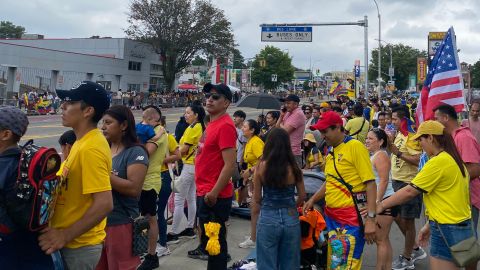 Ecuatorianos observan el desfile a la altura de la Calle 74 y Northern Boulevard.