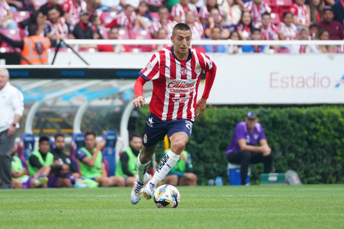 El jugador agradeció el respaldo de los hinchas de Chivas en Estados Unidos.