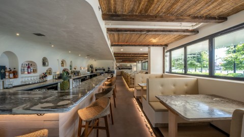 Está ubicado en Domino Park en South Williamsburg, a donde se puede llegar en ferry desde Midtown Manhattan y Wall Street.