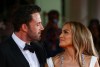 Jennifer López y Ben Affleck posando.