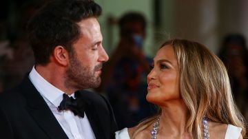 Jennifer López y Ben Affleck posando.