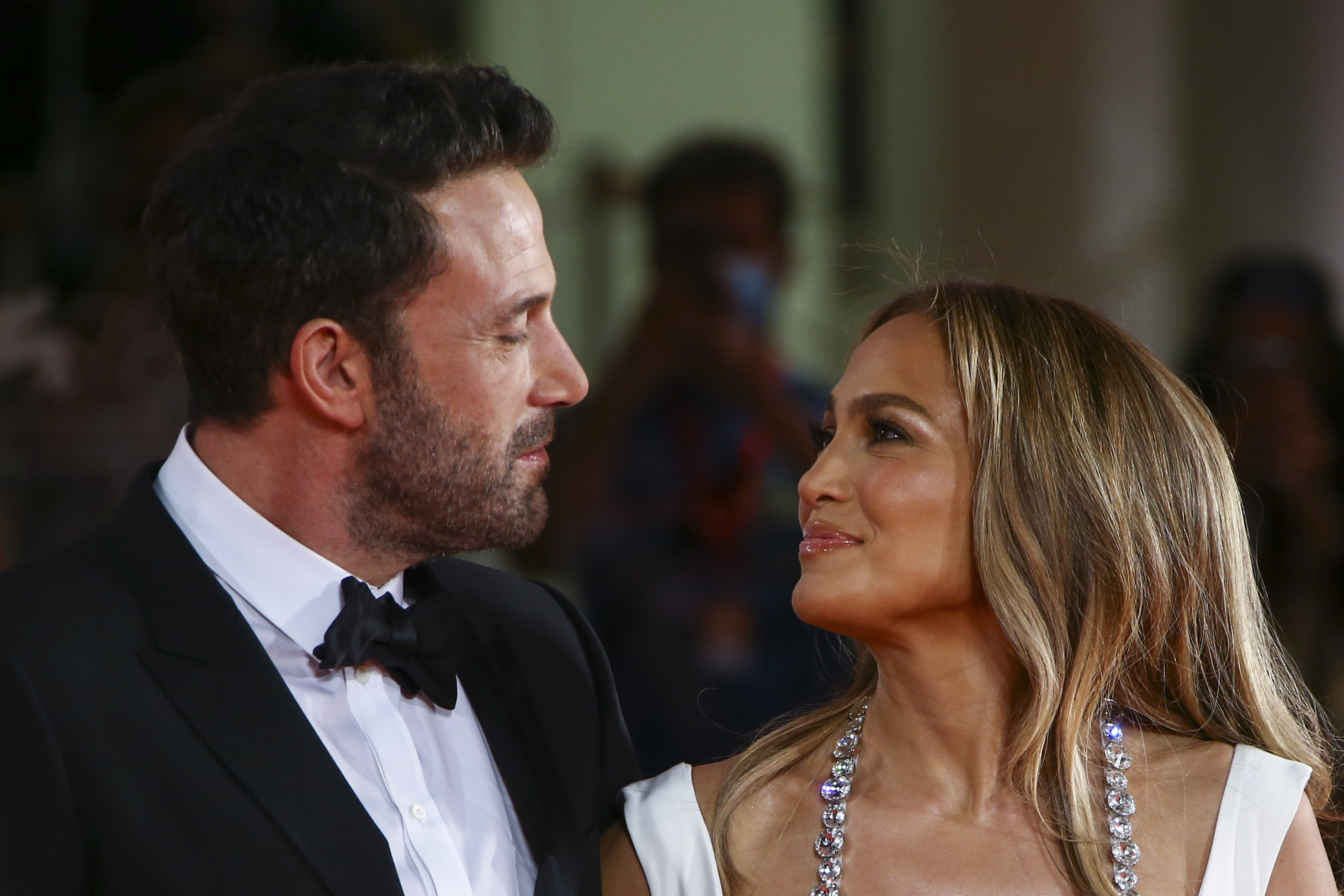 Jennifer López y Ben Affleck posando.