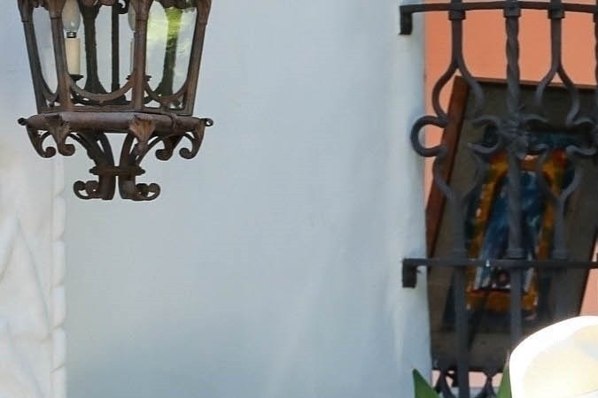 La mansión que visitó López tiene una casa principal de 10,000 pies cuadrados.