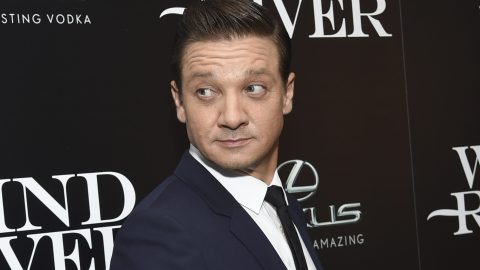 Jeremy Renner pide $12.9 millones de dólares por su casa en Los Ángeles.