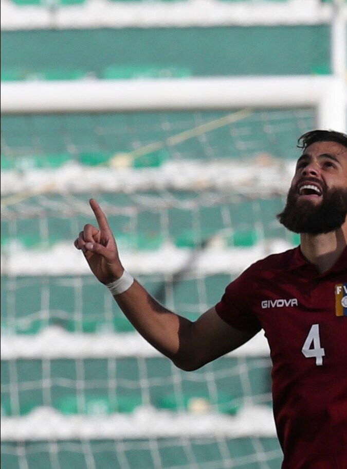 El venezolano Jhon Chancellor celebra tras anotar el primer gol de su selección contra Bolivia durante un partido de clasificación para la Copa del Mundo en La Paz, Bolivia, el jueves 3 de junio de 2021. (Martin Alipaz/Pool vía AP)