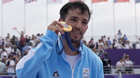 El argentino Gil José Torres posa en el podio tras ganar la final masculina de BMX.