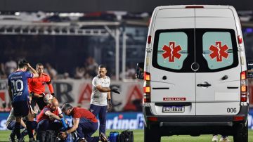 Ambulancia se prepara para atender a Juan Izquierdo durante el partido de Copa Libertadores entre Sao Paulo y Nacional de Montevideo.