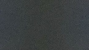 Juan Izquierdo protegiendo la pelota durante un partido.