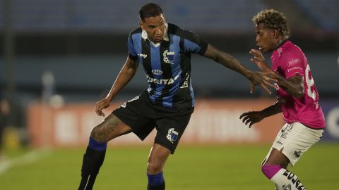 Juan Izquierdo protegiendo la pelota durante un partido.