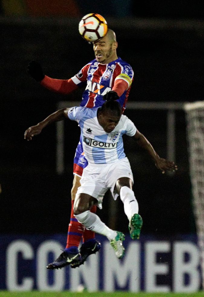 Juan Izquierdo, del Cerro de Uruguay, al frente, pelea por el balón con Nilton, del Bahía de Brasil, durante un partido de la Copa Sudamericana en Montevideo, Uruguay, el miércoles 8 de agosto de 2018. (Foto AP/Matilde Campodonico)