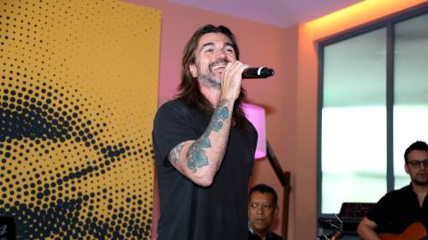 Juanes demuestra que la edad no limita la capacidad para mantenerse en forma.