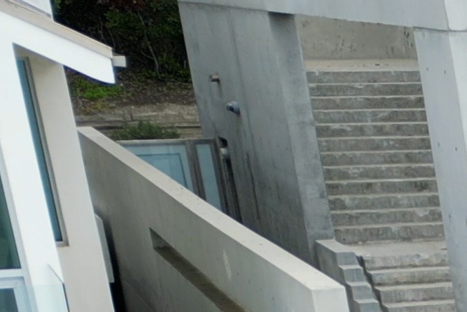 Los compradores están inspeccionando la casa en Malibú.