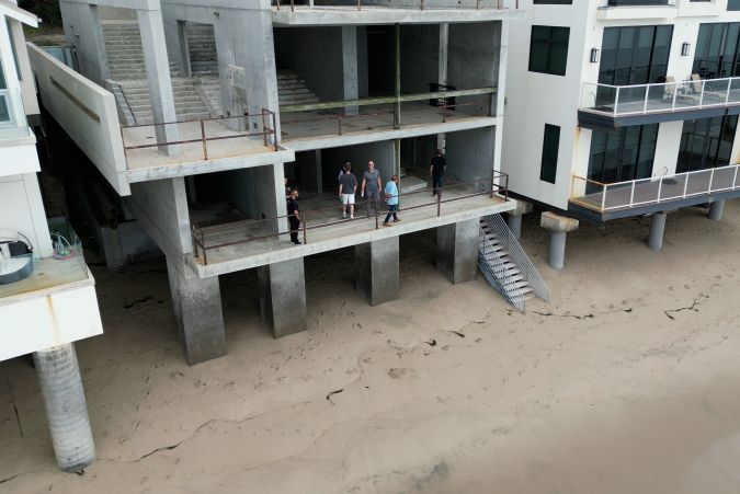 Los compradores están inspeccionando la casa en Malibú.