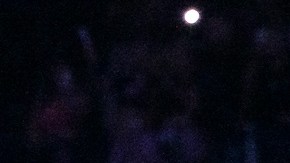 Karol G actuando en un show.