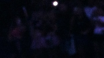 Karol G actuando en un show.