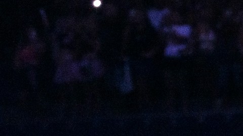 Karol G actuando en un show.