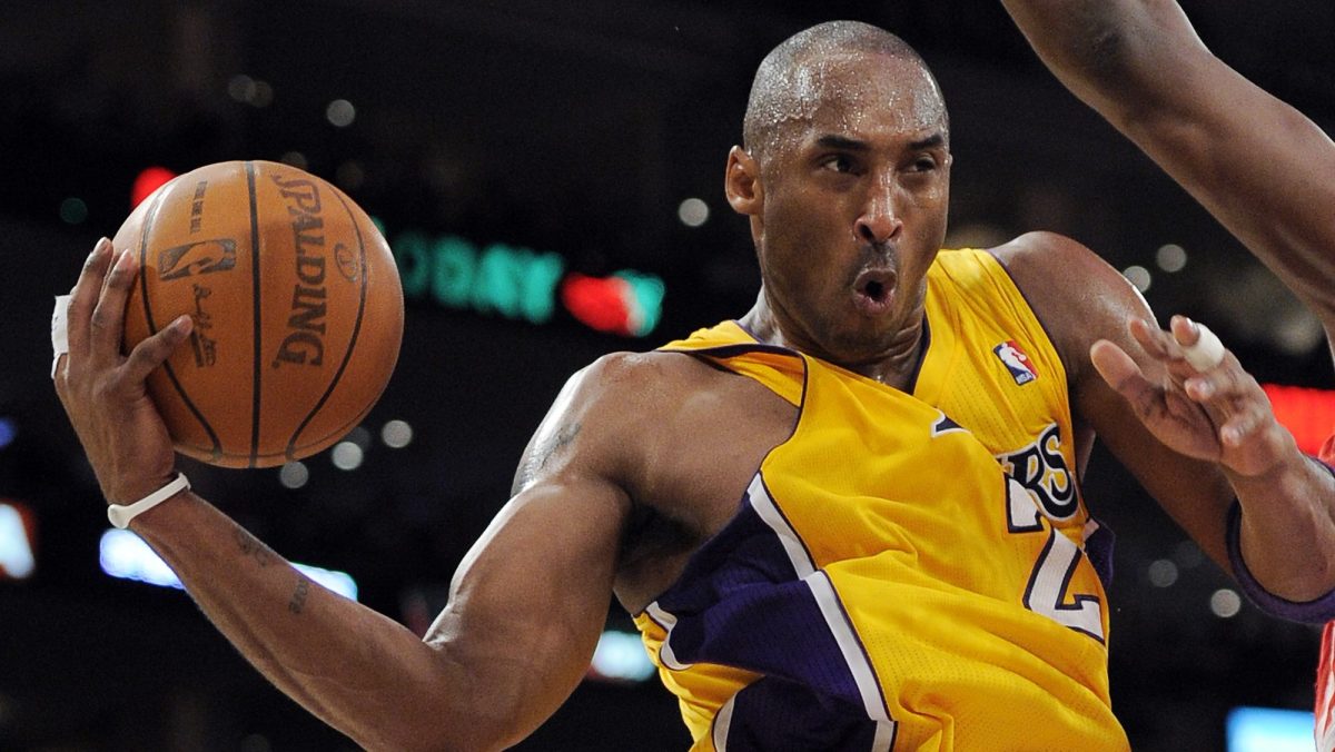 Subastan por $240,000 las zapatillas que Kobe Bryant usó en su partido debut en la NBA