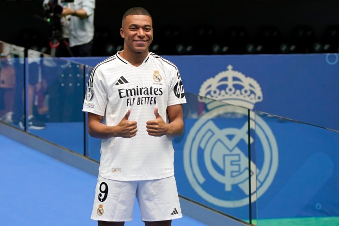 Kylian Mbappé, de Francia, posa para las cámaras después de ser presentado ante los fanáticos como nuevo jugador del Real Madrid en el estadio Santiago Bernabéu en Madrid, el martes 16 de julio de 2024. (Foto AP/Andrea Comas).