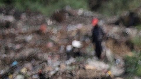 La exposición a corto plazo a niveles elevados de gases de vertedero, como el amoníaco y sulfuro, puede ocasionar tos, irritar los ojos, la nariz y la garganta, producir dolor de cabeza, provocar náuseas y problemas respiratorios, indicó el Departamento de Salud del estado de Nueva York.