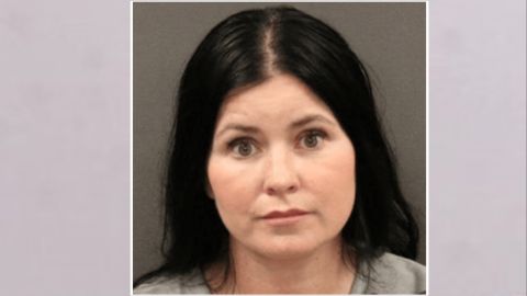 Cara Dugan fue arrestada y acusada de abuso infantil.