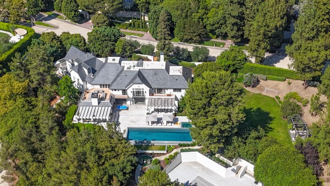 La pareja compró esta mansión en 2020 por $25 millones de dólares.