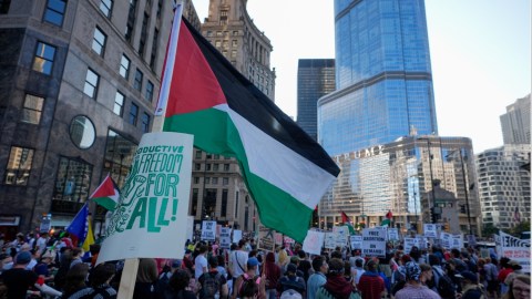 Los manifestantes están inconformes con la ayuda que EE.UU. ha dado a Israel.