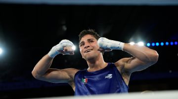 El mexicano Marco Verde celebra tras derrotar al británico Lewis Richardson en la semifinal de boxeo de 71 kg de los Juegos Olímpicos de París 2024, el martes 6 de agosto de 2024, en París, Francia. (Foto AP/John Locher).