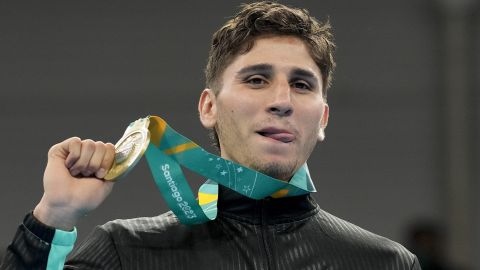 Marco Verde posa tras ganar una medalla de oro en boxeo masculino de 71 kg en los Juegos Panamericanos de Santiago, Chile.