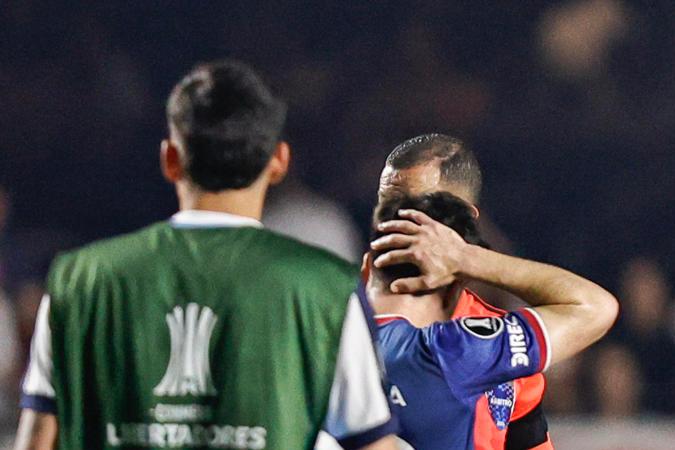 Médicos atienden a Juan Izquierdo durante el Sao Paulo vs. Nacional.