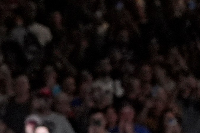 El cubano Mijaín López Núñez se quita los zapatos como señal de que se retira tras vencer al chileno Yasmani Acosta Fernández en la final de lucha grecorromana de 130 kg, en el Champ-de-Mars Arena, durante los Juegos Olímpicos de Verano de 2024, el martes 6 de agosto de 2024, en París, Francia. (Foto AP/Eugene Hoshiko).