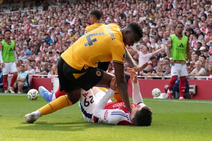 Kai Havertz, del Arsenal, en la parte inferior, disputa el balón con Yerson Mosquera, del Wolverhampton Wanderers, durante el partido de la Liga Premier inglesa entre el Arsenal y el Wolverhampton Wanderers en el Emirates Stadium en Londres, Inglaterra, el sábado 17 de agosto de 2024. (Foto AP/Frank Augstein)