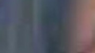 Mischa Johnson, de 19 años de origen filipino, mide de 5 pies, 2 pulgadas de alto, y 170 libras de peso.