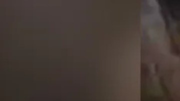 La imagen fue recabada de una cámara de seguridad tras el ataque, que muestra al sospechoso sacando una sudadera de color gris con capucha de sus pantalones.