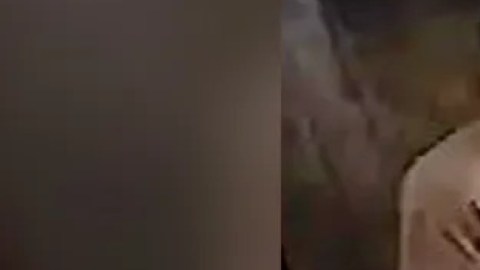 La imagen fue recabada de una cámara de seguridad tras el ataque, que muestra al sospechoso sacando una sudadera de color gris con capucha de sus pantalones.