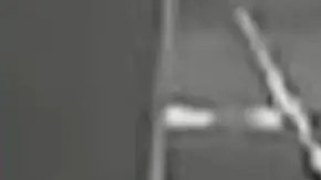 El individuo se fugó hacia el oeste por East 90th Street y aún sigue prófugo de la justicia.