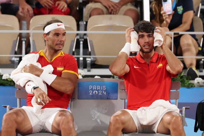 PARÍS, 31/07/2024.- Los tenistas estadounidenses Austin Krajicek y Rajee Ram en acción ante los españoles Rafa Nadal y Carlos Alcaraz en los cuartos de final de dobles masculinos de tenis de los Juegos Olímpicos de París 2024, en el complejo de tenis Roland Garros de París. EFE/ Juanjo Martín