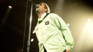 Liam Gallagher actuando en un show.